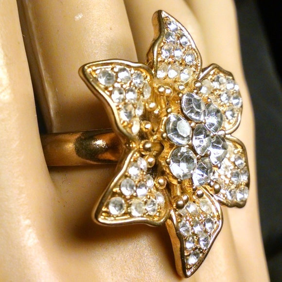 Elegant Fancy Flower Rhinestones Sexy Ring